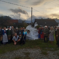 01 20241025_174413 Gruppenbild beim Jahn-Gedenkstein in St.Jakob im Rosental mit Bruno Burchart