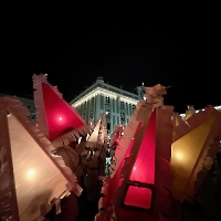 46 2 Kappen am Stadtplatz am Abend mit Rathaus